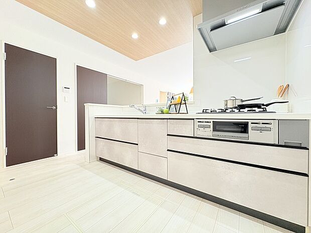 料理をしながらでも、ご家族との会話を楽しめる対面キッチン。 