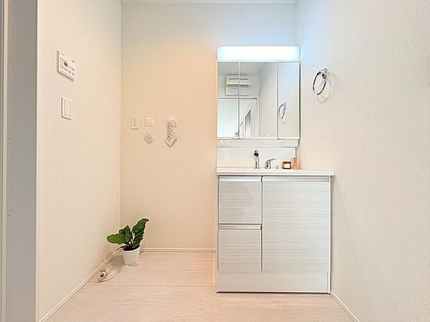 お出かけ前の身だしなみに一歩差がつく三面鏡。