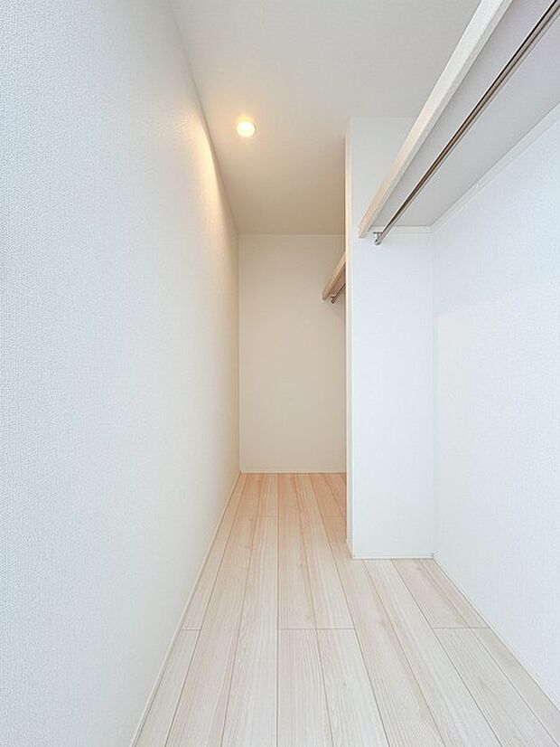 収納力と使い勝手がうれしいウォークインクローゼットがあります