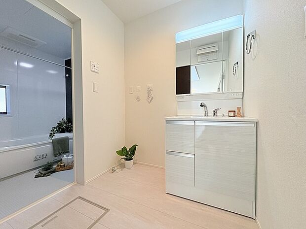 ゆとりの洗面スペースで、朝の身支度もスムーズに。 