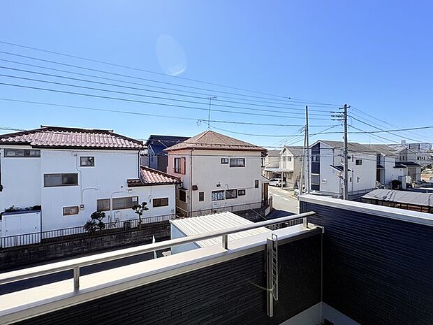 前面の住まいとの距離感があるから、圧迫感を感じません。 