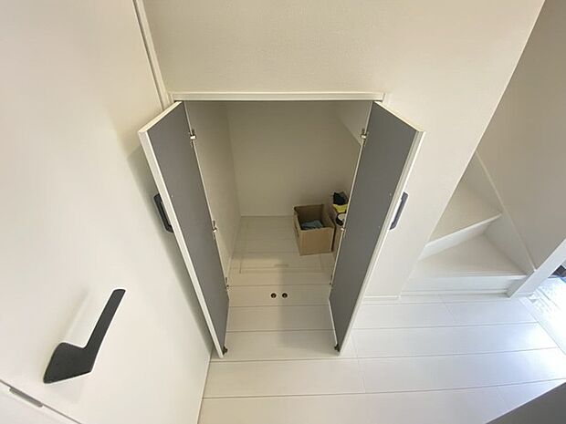 階段の下の空間も無駄にしない一工夫、ここにも小さな収納があります。