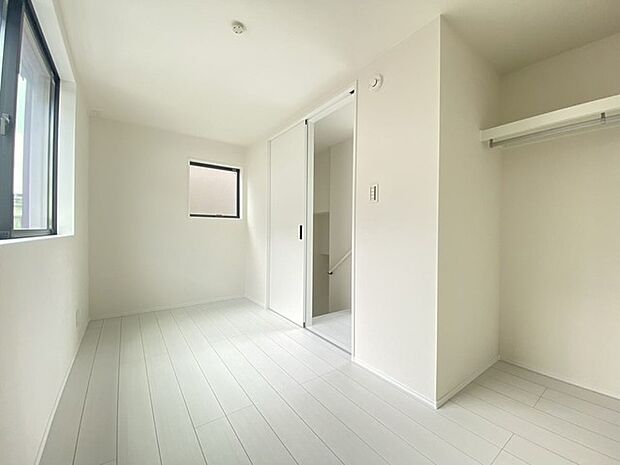 大きな窓から明るい日差しが差し込みます