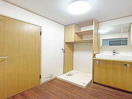 洗面室にはうれしいリネン収納があります。