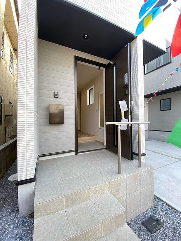 新築の玄関扉。きっと今のお家より重厚感が違います。