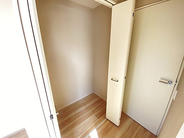 お絵かき、工作、自由研究。お子様の思い出もたっぷり収められる大型収納。