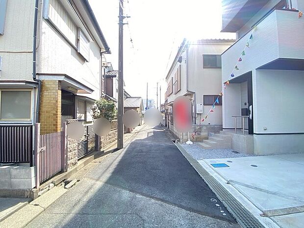 幅員の狭い道ですが、車通りの少ない住宅街に立地してます。