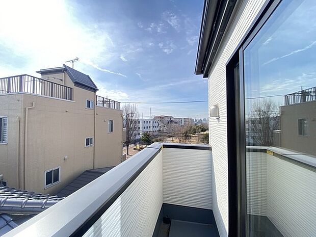 車通りの少ない閑静な住宅地、のびのびした子育てに適します。 