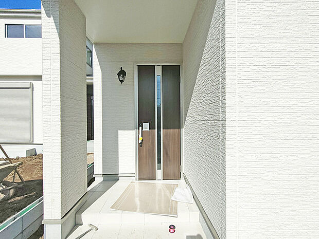 アプローチからの玄関がおしゃれな住宅。出発も帰宅も楽しみになるかも。 