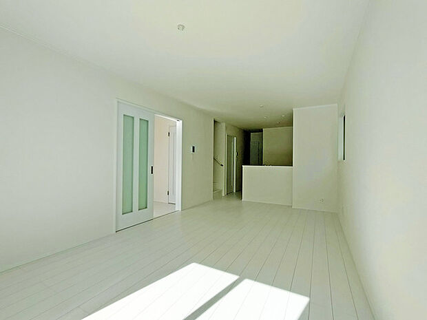 ご家族みんながゆったりくつろげる広々リビング。 