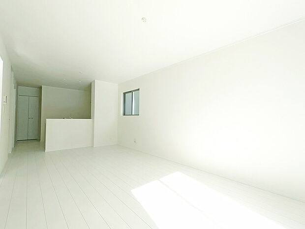 ご家族みんながゆったりくつろげる広々リビング。