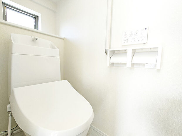 もちろんウォシュレット機能付き。憩いの場としてひそかに注目度の高いお手洗いにもご注目ください。 