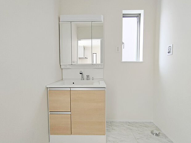 お出かけ前の身だしなみに一歩差がつく三面鏡。 