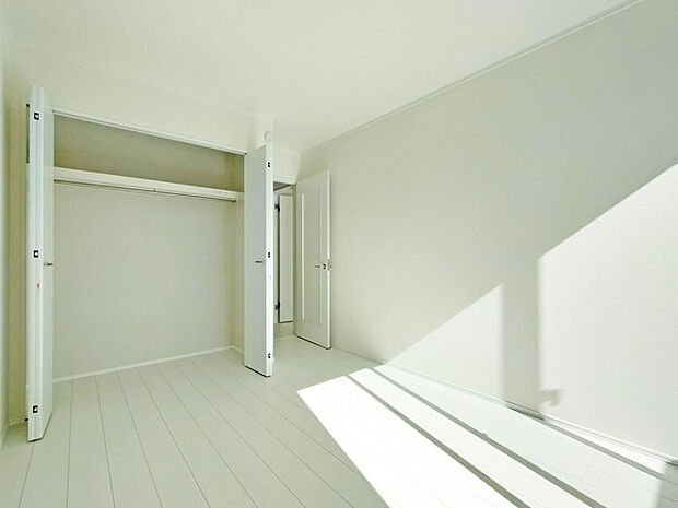 たっぷりの収納スペースで快適に暮らせそう。 