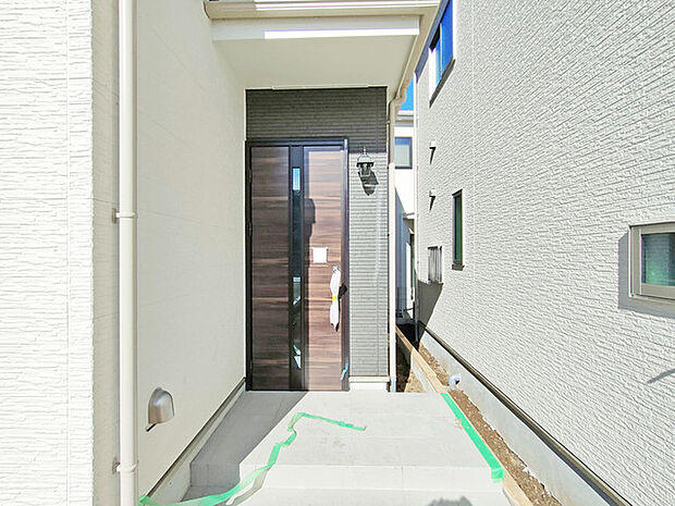 この扉を開けると、新築の木の匂いが待ってます。