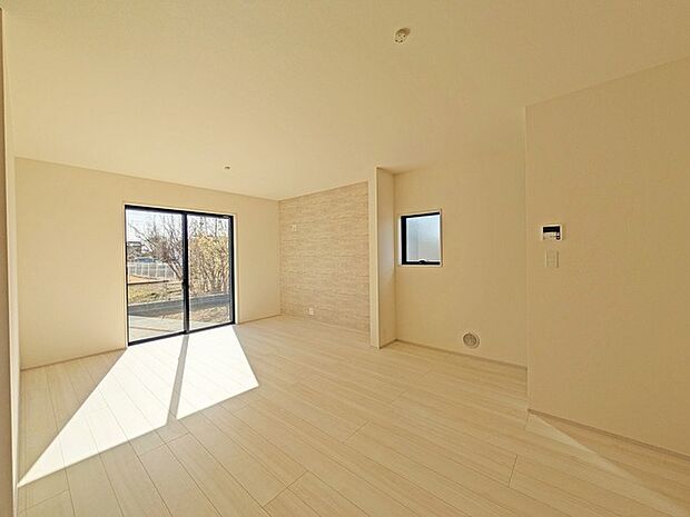 ご家族みんながゆったりくつろげる広々リビング。 