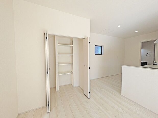 何かとものがあふれやすいリビングに、ちょっと一工夫。うれしい収納空間。 