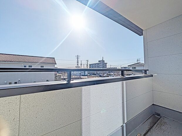 南向きバルコニーでお洗濯ものはいつもカラッと乾きます。 