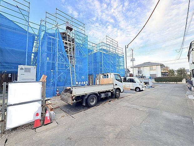 住民の方が主に利用する交通量少なめの道路に面してます。