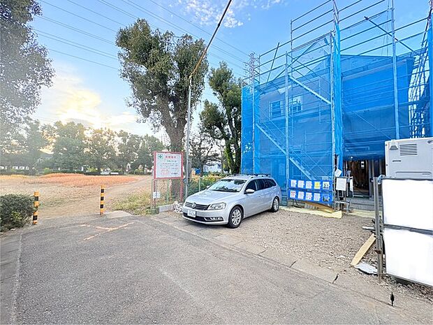 幅員の狭い道ですが、車通りの少ない住宅街に立地してます。