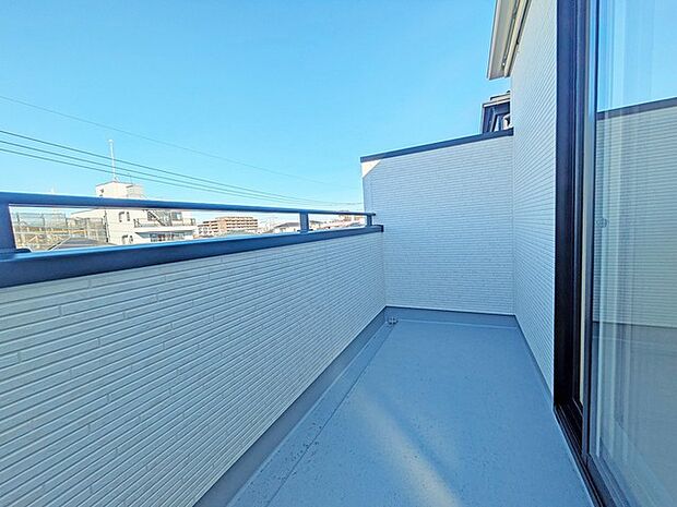 3階にもバルコニー。辺りの屋根を見下ろすパノラマ。