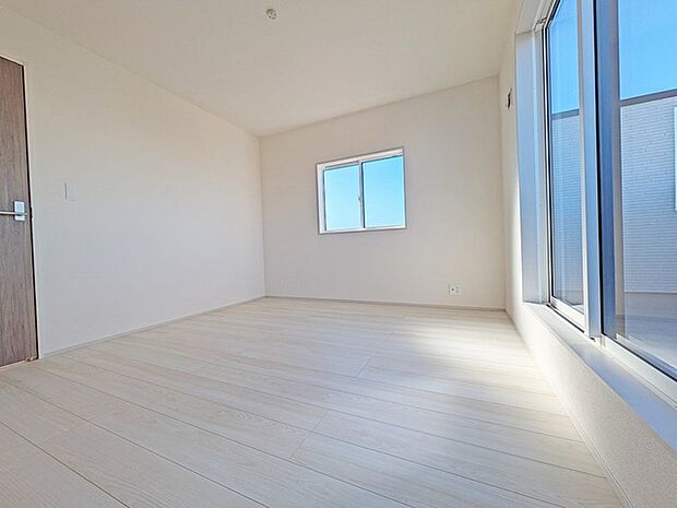 広々バルコニーから、たっぷり太陽の恵みが得られます。