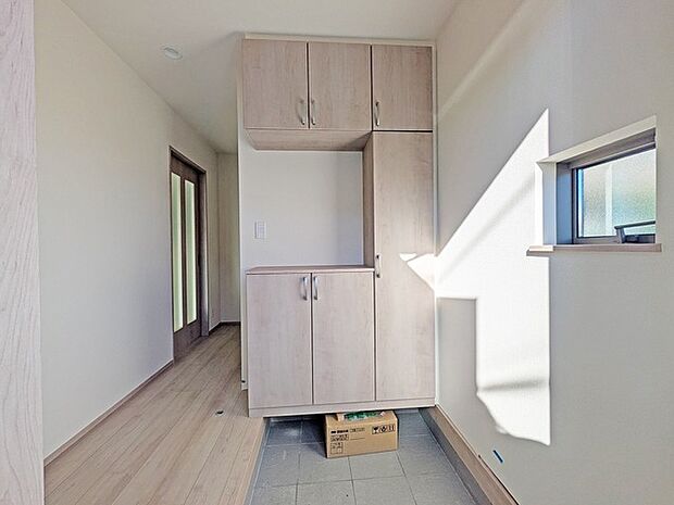 玄関を開けたらシューズボックス、使いやすい配置です。