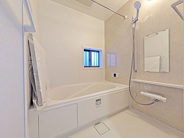 一日の疲れを癒す浴室は、広々1坪以上。 