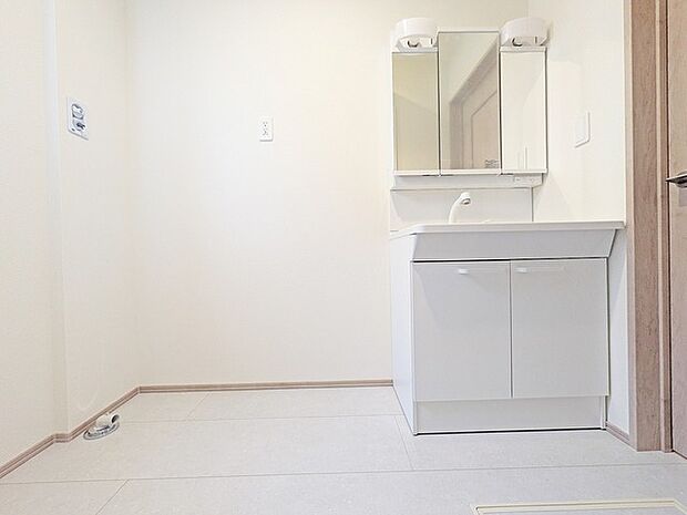 洗面台横にランドリーコーナーもゆったり。ドラム式洗濯機も置けそう。