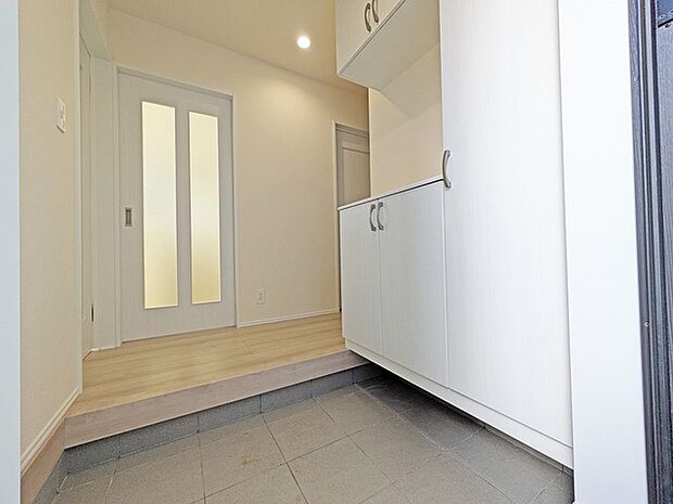 玄関を開けたらシューズボックス、使いやすい配置です。