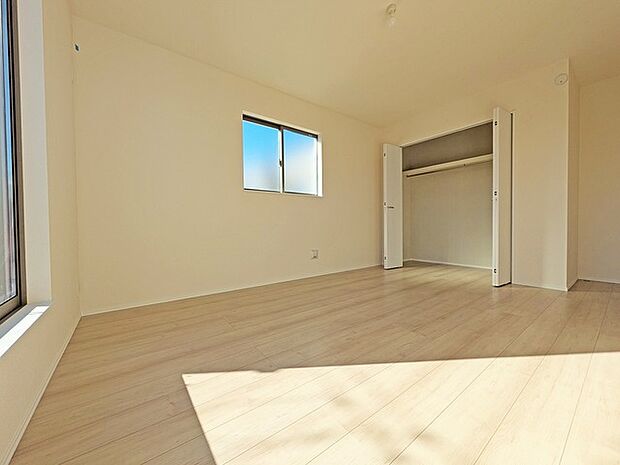 大きめのベッドを置いても、まだゆとりが持てる大きさ。8.37帖の主寝室。  