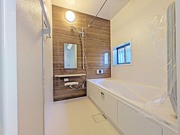 広々1坪タイプのゆったり浴室ユニット。防カビ・抗菌素材なのもうれしい。 