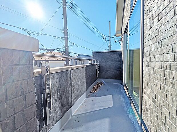 ワイドな幅のバルコニー、カラッと洗濯物が乾きそう。