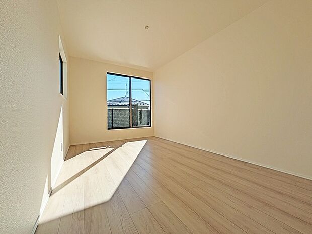 今からここを誰のお部屋にしようか、そんな洋室。大きさは6.75帖です。 