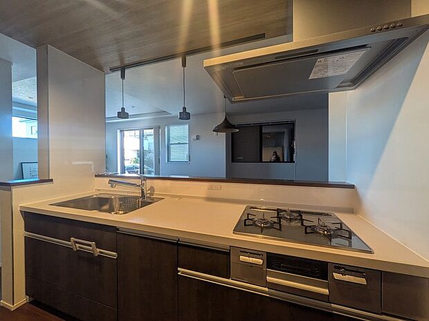 リビングで遊ぶお子様を見守りながらお料理ができる、対面キッチン。