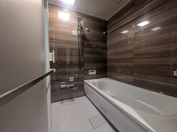 広々1坪タイプのゆったり浴室ユニット。防カビ・抗菌素材なのもうれしい。