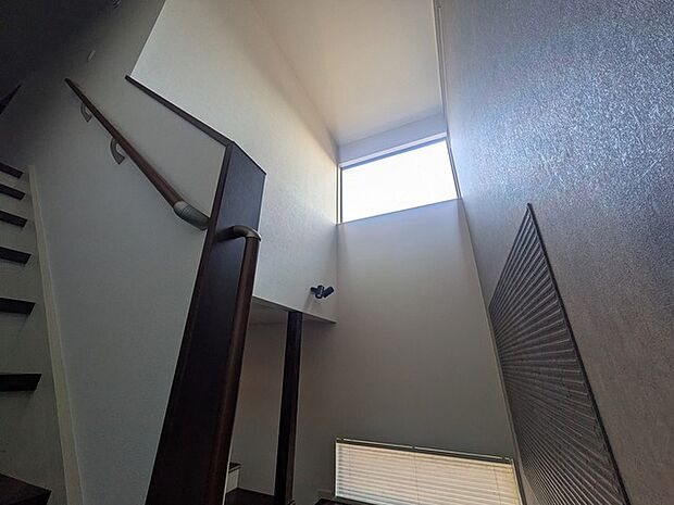 吹き抜けの高い天井で解放感もございます。