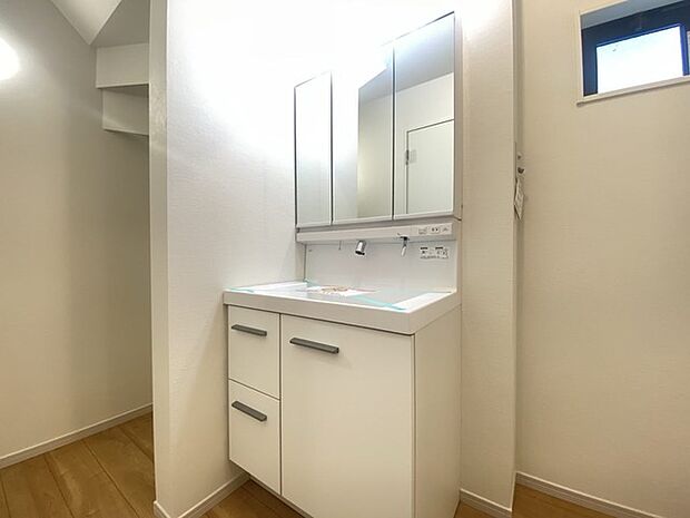 三面鏡にハンドシャワー付き、 使いやすい洗面台。