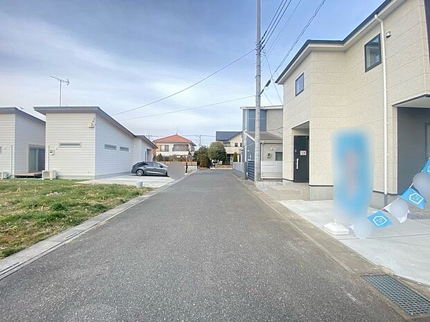 車通りの少ない閑静な住宅地、のびのびした子育てに適します。