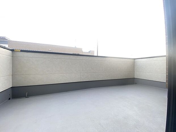 らくらくお洗濯を助ける広いバルコニー。