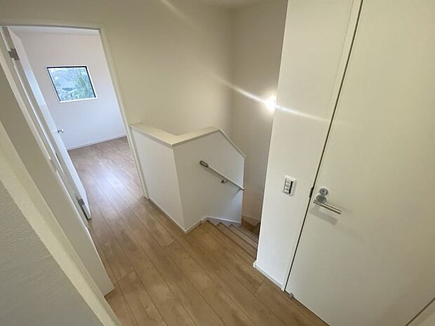 階段には手すりがついています