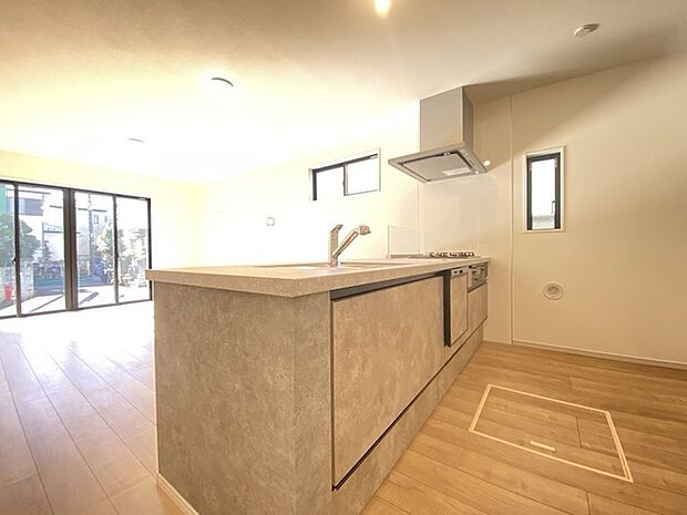 リビングで遊ぶお子様を見守りながらお料理ができる、対面キッチン。 