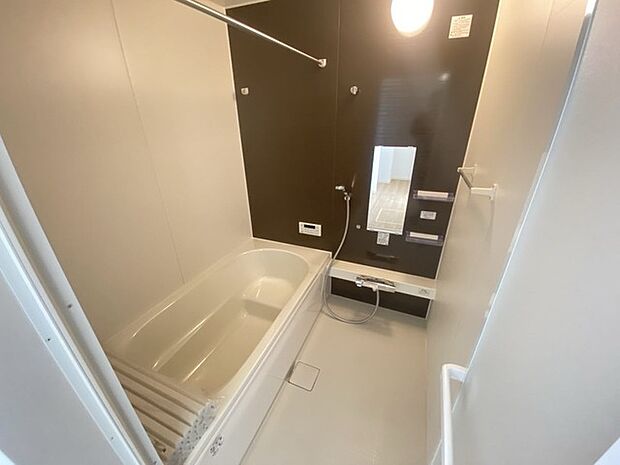 広々1坪タイプのゆったり浴室ユニット。防カビ・抗菌素材なのもうれしい。 