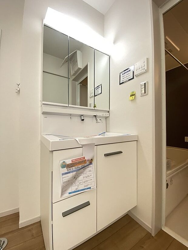 お出かけ前の身だしなみに一歩差がつく三面鏡。 