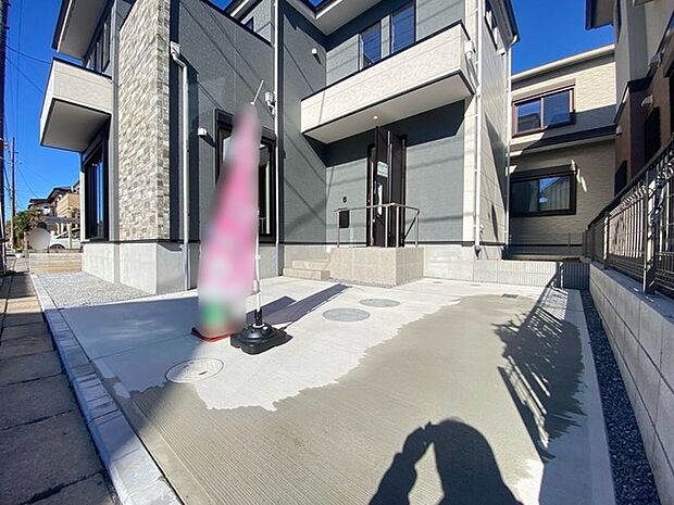 セカンドカーにも便利、駐車2台可の敷地。 