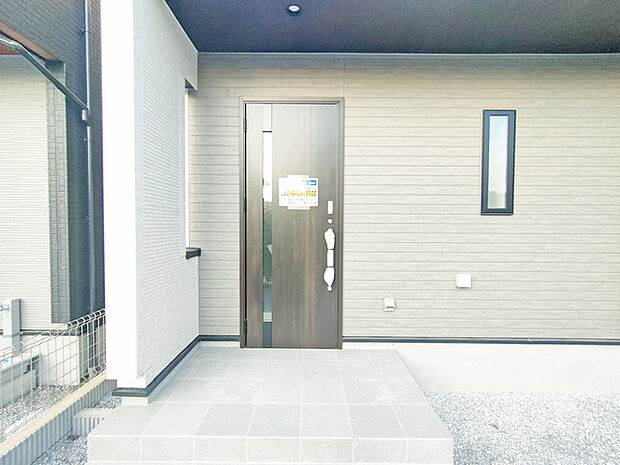 重厚な雰囲気を演出する玄関ドア。ゴシックな色合いが物件の表情を引き締めます。 