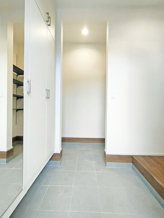 靴がしっかり収まるから、散らかりがちな玄関もスッキリ。 