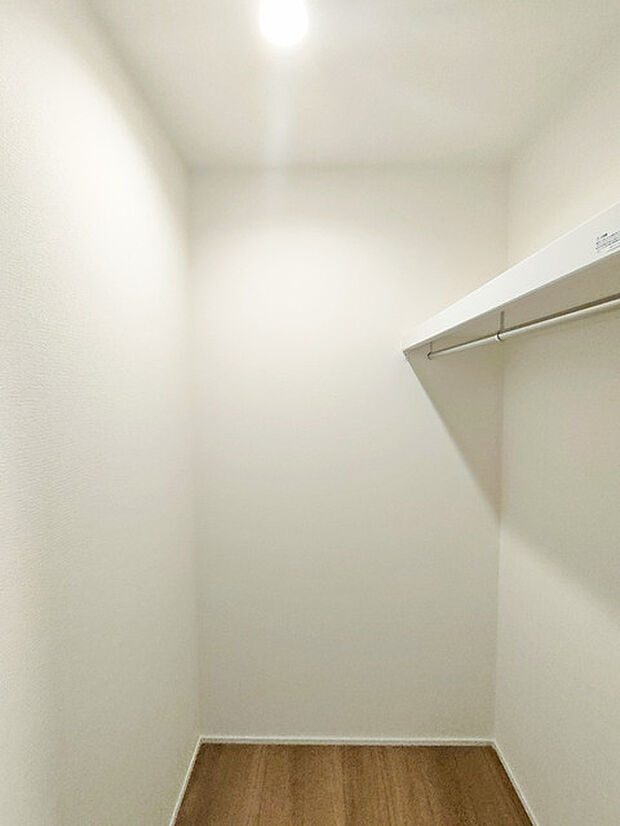 季節物の衣類もスッキリ収納できる、ウォークインクローゼット。