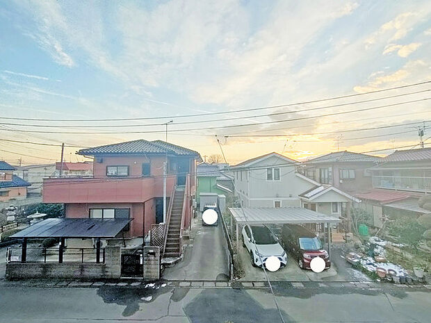 前面の住まいとの距離感があるから、圧迫感を感じません。