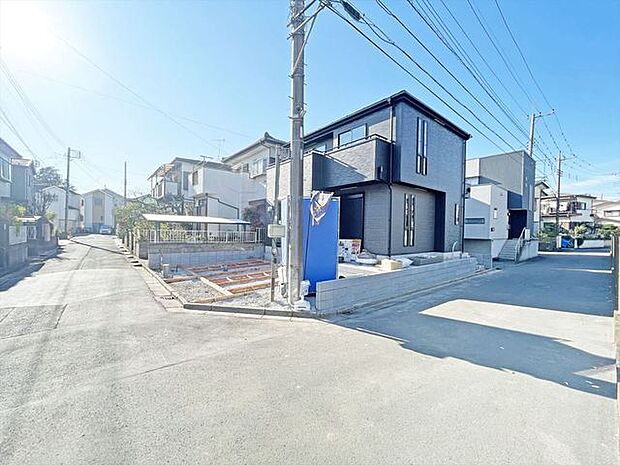 角地につき、開放感に恵まれる住居がここに。